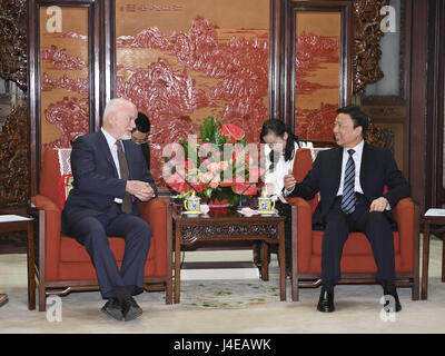 Peking, China. 13. Mai 2017. Chinese Vice President Li Yuanchao (R) trifft sich mit Peter Thomson, Präsident der Generalversammlung der Vereinten Nationen (UN), die hier an diesem Gürtel und Straße Forum (BRF) für internationale Zusammenarbeit, in Peking, Hauptstadt von China, 13. Mai 2017 ist. Bildnachweis: Gao Jie/Xinhua/Alamy Live-Nachrichten Stockfoto