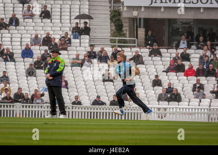 London, UK. 12. Mai 2017. Ivan Thomas bowling im Regen für Kent gegen Surrey bei The Oval Credit: Philip Pfund/Alamy Live News Stockfoto