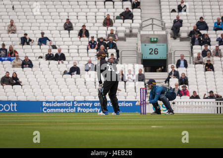 London, UK. 12. Mai 2017. Surrey Schlagmann Jason Roy auf das Wicket gegen Kent in das Oval in der Royal London Cup Kredit: Philip Pfund/Alamy Live News Stockfoto