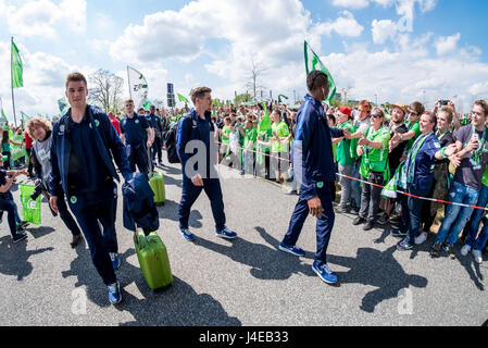 Wolfsburg, Deutschland. 13. Mai 2017. Die Fans von Wolfsburg erhalten die Spieler vor dem deutschen Bundesliga Fußballspiel zwischen VfL Wolfsburg und Borussia Moenchengladbach in der Volkswagen Arena in Wolfsburg, Deutschland, 13. Mai 2017. (EMBARGO Bedingungen - Achtung: aufgrund der Akkreditierungsrichtlinien die DFL nur erlaubt die Veröffentlichung und Nutzung von bis zu 15 Bilder pro Spiel im Internet und in Online-Medien während des Spiels.) Foto: Peter Steffen/Dpa/Alamy Live News Stockfoto