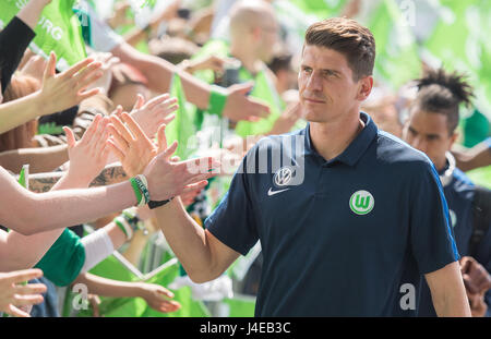 Wolfsburg, Deutschland. 13. Mai 2017. Die Fans von Wolfsburg erhalten die Spieler Mario Gomez vor dem deutschen Fußball-Bundesliga-Fußball-match zwischen VfL Wolfsburg und Borussia Moenchengladbach in der Volkswagen Arena in Wolfsburg, Deutschland, 13. Mai 2017. (EMBARGO Bedingungen - Achtung: aufgrund der Akkreditierungsrichtlinien die DFL nur erlaubt die Veröffentlichung und Nutzung von bis zu 15 Bilder pro Spiel im Internet und in Online-Medien während des Spiels.) Foto: Silas Stein/Dpa/Alamy Live News Stockfoto