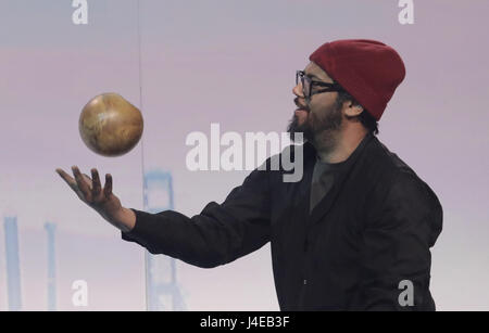 Berlin, Deutschland. 12. Mai 2017. Der Rapper Samy Deluxe erhält Environmental Award Green Tec in der Kategorie "Special Prize Music" in Berlin, Deutschland, 12. Mai 2017. Foto: Jörg Carstensen/Dpa/Alamy Live News Stockfoto