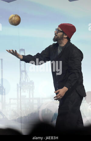 Berlin, Deutschland. 12. Mai 2017. Der Rapper Samy Deluxe erhält Environmental Award Green Tec in der Kategorie "Special Prize Music" in Berlin, Deutschland, 12. Mai 2017. Foto: Jörg Carstensen/Dpa/Alamy Live News Stockfoto