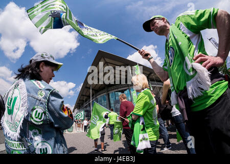 Wolfsburg, Deutschland. 13. Mai 2017. Die Fans von Wolfsburg erhalten die Spieler vor dem deutschen Bundesliga Fußballspiel zwischen VfL Wolfsburg und Borussia Moenchengladbach in der Volkswagen Arena in Wolfsburg, Deutschland, 13. Mai 2017. (EMBARGO Bedingungen - Achtung: aufgrund der Akkreditierungsrichtlinien die DFL nur erlaubt die Veröffentlichung und Nutzung von bis zu 15 Bilder pro Spiel im Internet und in Online-Medien während des Spiels.) Foto: Peter Steffen/Dpa/Alamy Live News Stockfoto