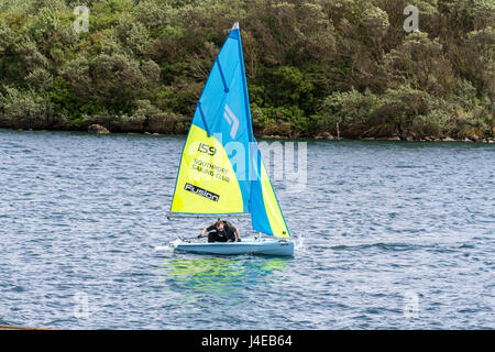 Junge Kinder segeln Boote auf dem See see in Southport, Merseyside, UK Stockfoto