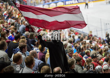Köln, Deutschland. 13. Mai 2017. Ice Hockey World Cup 2017, Köln, 13. Mai 2017 lettischen und amerikanischen Fans feiern ihr Team USA - Lettland 5-3 Ice Hockey World Cup 2017, Deutschland, DEB, Köln 13. Mai 2017 © Peter Schatz / Alamy Live News Stockfoto