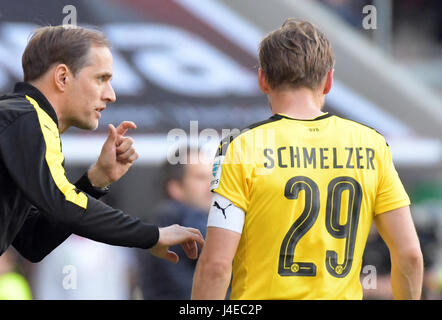 Augsburg, Deutschland. 13. Mai 2017. Marcel Schmelzer spricht Dortmunds Trainer Thomas Tuchel (l) in der deutschen Bundesliga-Fußballspiel zwischen FC Augsburg und Borussia Dortmund in der WWK-Arena in Augsburg, Deutschland, 13. Mai 2017. (EMBARGO Bedingungen - Achtung: aufgrund der Akkreditierungsrichtlinien die DFL nur erlaubt die Veröffentlichung und Nutzung von bis zu 15 Bilder pro Spiel im Internet und in Online-Medien während des Spiels.) Foto: Stefan Puchner/Dpa/Alamy Live News Stockfoto