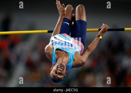 Shanghai, China. 13. Mai 2017. Mutaz Essa Barshim von Katar konkurriert während Männer Hochsprung Finale 2017 IAAF Diamond League in Shanghai, Ost-China, 13. Mai 2017. Barshim holte sich den Titel mit 2,33 m. Bildnachweis: Wang Lili/Xinhua/Alamy Live-Nachrichten Stockfoto