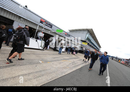 Silverstone, Großbritannien. 13. Mai 2017. Zuschauer und Fans auf die Boxengasse zu Fuß vor der Formel Renault 2.0 Eurocup in Silverstone Credit: Paren Raval/Alamy Live News Stockfoto