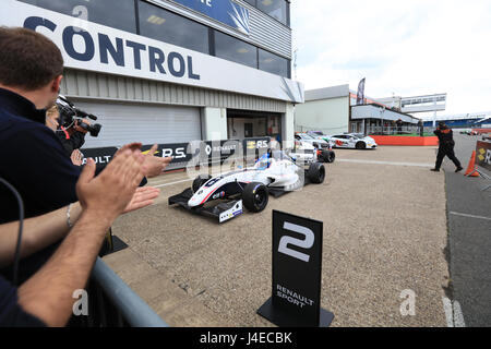 Silverstone, Großbritannien. 13. Mai 2017. Will Palmer Eingabe Parc Ferme mit seinem Team anfeuern, dass ihm nach seinem Sieg in der Formel Renault 2.0 Eurocup Kredit: Paren Raval/Alamy Live News Stockfoto