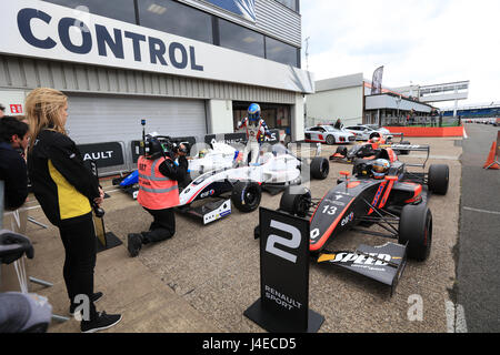 Silverstone, Großbritannien. 13. Mai 2017. Will Palmer ergibt sich aus seinem Auto und feiert seinen Sieg in der Formel Renault 2.0 Eurocup Kredit: Paren Raval/Alamy Live News Stockfoto