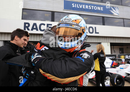 Silverstone, Großbritannien. 13. Mai 2017. Sacha Fenestraz Umarmungen und umarmt seine Josef Kaufmann Racing Team nach seinem 2. Platz beenden in der Formel Renault 2.0 Eurocup Kredit: Paren Raval/Alamy Live News Stockfoto
