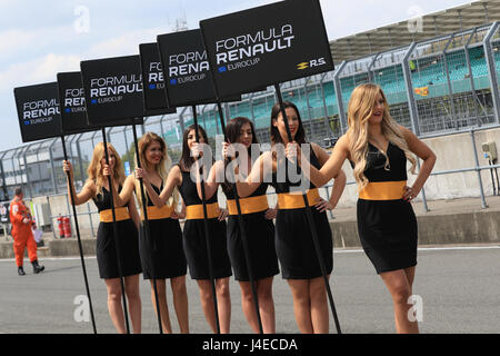 Silverstone, Großbritannien. 13. Mai 2017. Silverstone, Großbritannien. 13. Mai 2017. Grid Girls Form für Rennen 1 den Formel Renault 2.0 Eurocup in Silverstone Credit: Paren Raval/Alamy Live News Stockfoto