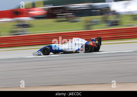 Silverstone, Großbritannien. 13. Mai 2017. Alexander Vartanyan von JD Motorsport auf dem richtigen Weg Credit: Paren Raval/Alamy Live News Stockfoto