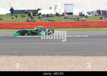 Silverstone, Großbritannien. 13. Mai 2017. Zuschauer beobachten auf, wie Credit Sacha Fenestraz vorbeifährt: Paren Raval/Alamy Live News Stockfoto