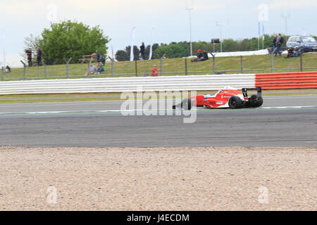 Silverstone, Großbritannien. 13. Mai 2017. Zuschauer beobachten auf als Yifey Ye fährt vorbei Credit: Paren Raval/Alamy Live News Stockfoto