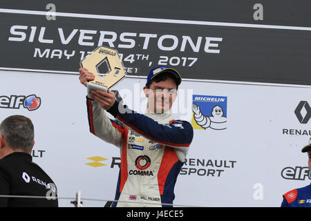 Silverstone, Großbritannien. 13. Mai 2017. Will Palmer von R-Ass GP feiert seinen Sieg auf dem Podium Credit: Paren Raval/Alamy Live News Stockfoto