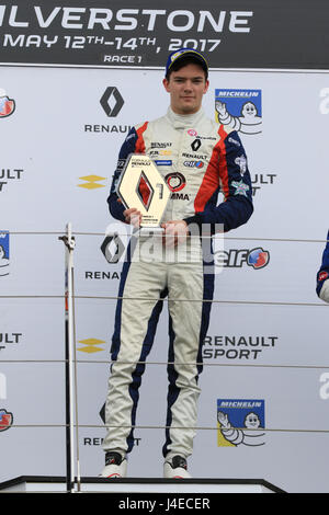 Silverstone, Großbritannien. 13. Mai 2017. Will Palmer von R-Ass GP feiert seinen Sieg auf dem Podium Credit: Paren Raval/Alamy Live News Stockfoto
