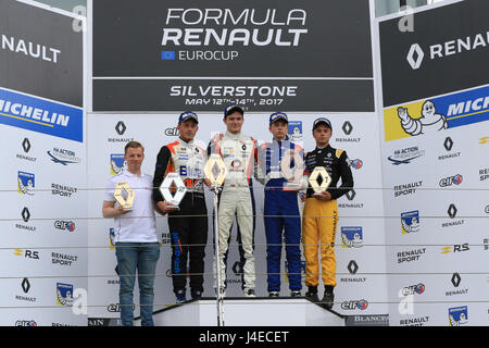 Silverstone, Großbritannien. 13. Mai 2017. Will Palmer und Robert Shwartzman GP-R-Ass, Sacha Fenestraz von Josef Kaufmann Racing und Max Fewtrell Tech 1 Racing auf dem Podium Credit: Paren Raval/Alamy Live News Stockfoto