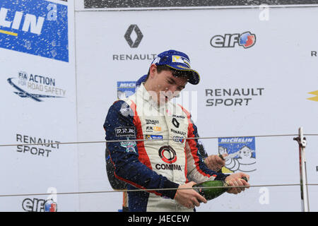 Silverstone, Großbritannien. 13. Mai 2017. Will Palmer von R-Ass GP feiert seinen Formel Renault 2.0 Eurocup Sieg in Silverstone auf dem Podium mit Champagner Credit: Paren Raval/Alamy Live News Stockfoto