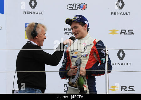 Silverstone, Großbritannien. 13. Mai 2017. Will Palmer von R-Ass GP interviewt auf dem Podium nach seinem Formel Renault 2.0 Eurocup Sieg Credit: Paren Raval/Alamy Live News Stockfoto