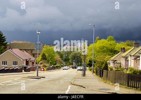 Airdrie, North Lanarkshire, Schottland, UK, Samstag, 13. 05. 2017, Wetter. Straßen von Airdrie bei bewölktem Wetter und schweren Regen kommenden ändern der Wettereinstellungen aus sehr warm und sonnig in regnerisch und bewölkt. Bildnachweis: Malgorzata Laris/Alamy Live-Nachrichten Stockfoto