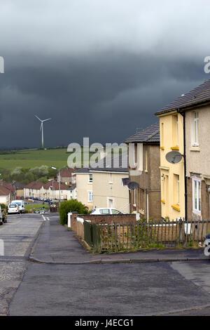 Airdrie, North Lanarkshire, Schottland, UK, Samstag, 13. 05. 2017, Wetter. Straßen von Airdrie bei bewölktem Wetter und schweren Regen kommenden ändern der Wettereinstellungen aus sehr warm und sonnig in regnerisch und bewölkt. Bildnachweis: Malgorzata Laris/Alamy Live-Nachrichten Stockfoto