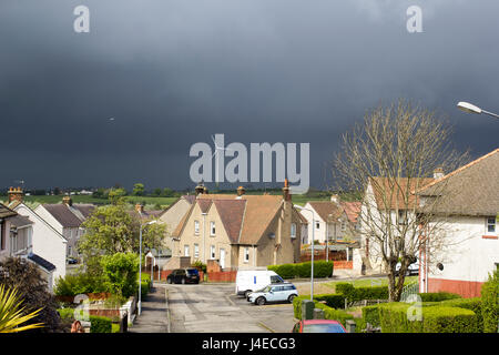 Airdrie, North Lanarkshire, Schottland, UK, Samstag, 13. 05. 2017, Wetter. Straßen von Airdrie bei bewölktem Wetter und schweren Regen kommenden ändern der Wettereinstellungen aus sehr warm und sonnig in regnerisch und bewölkt. Bildnachweis: Malgorzata Laris/Alamy Live-Nachrichten Stockfoto