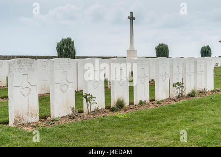 Die britischen Soldatenfriedhof von Vaulx Hill an der Somme Schlachtfeld in Frankreich mit einer Reihe von Neuseeland Soldaten im Krieg getötet Stockfoto