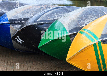 Außerhalb der Saison rudern Boote von der See zum Bootfahren in Finsbury Park, London, UK Umgedrehten Stockfoto