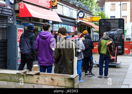 Schlange von Leuten in Einklang zu Beginn der Record Store Day 2017 Flashback Datensätze, Essex Road, London, UK warten Stockfoto