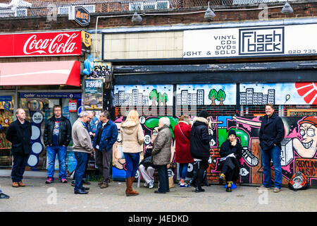 Schlange von Leuten in Einklang zu Beginn der Record Store Day 2017 Flashback Datensätze, Essex Road, London, UK warten Stockfoto
