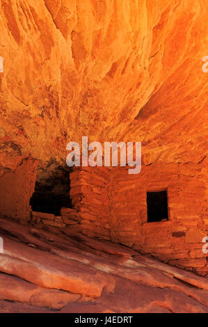 Dies ist eine vertikale Ansicht des Hauses auf Feuer Ruine im Mule Canyon, Bären Ohren National Monument, San Juan County, Utah, USA. Stockfoto