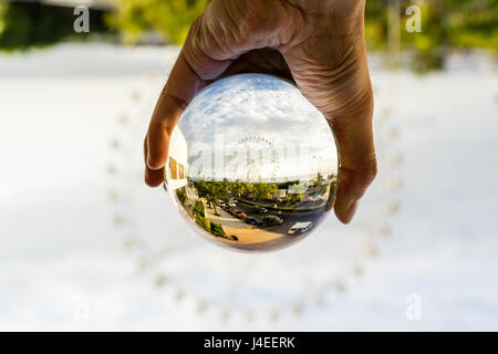 Riesenrad in der hand Stockfoto