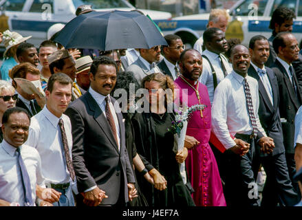 Trauerzug für Obdachlose Aktivist Mitch Synder von L bis R Kongressabgeordnete Walter E. Fauntroy (D -DC), Dean Synder, Reverend Jesse Jackson, Cher, wird Carol Fennelly, Reverend George Stallings als Gefolge Pässe Freiheit Plaza auf Pennsylvania Avenue NW, Washington DC., 10. Juli 1990.  Foto: Mark Reinstein Stockfoto