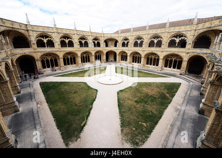 Kreuzgang an der Jerónimos Kloster in Belem, Lissabon. Stockfoto