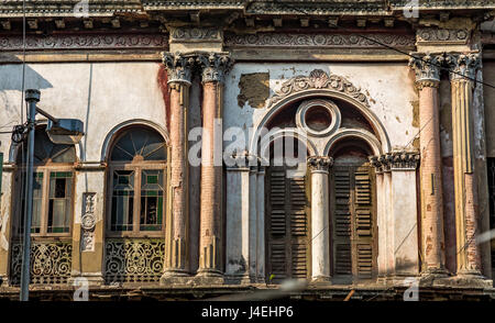 Neoklassische vintage Gebäude Exterieur mit Mauer verwitterte look Holzfenster für Hintergrund Inhalt. Stockfoto