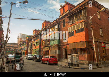 Alte Gebäude in einem Heritage vintage city street mit einer Rikscha an zentralen Kolkata im Volksmund als den Bogen Kaserne bekannt. Stockfoto