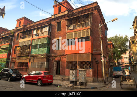 Alte Gebäude in einem Heritage vintage city street mit einer Rikscha an zentralen Kolkata im Volksmund als den Bogen Kaserne bekannt. Stockfoto