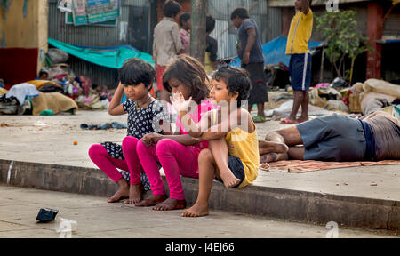 Straßenkinder haben Sie eine gute Zeit in einem slumgebiet in mallick ghat Kolkata, Indien. Stockfoto