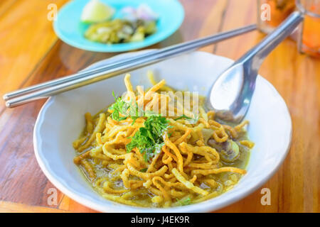 Eiernudeln in Chicken Curry (Kao Soi Kai) lokale Küche Norden von Thailand. Stockfoto