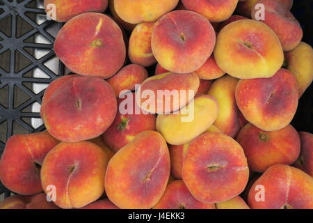 Frische reife Früchte auf dem Marktplatz, der Insel Lipari, Äolische Inseln, Italien. interessante Flachbild Pfirsiche leicht süßer sind als die tägliche Abwechslung. Stockfoto