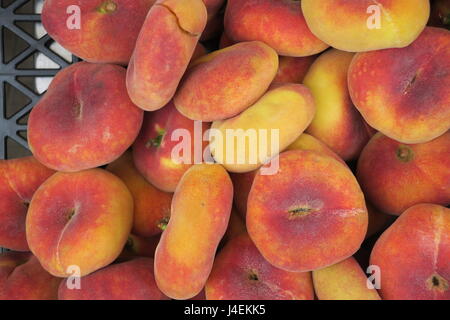 Frische reife Früchte auf dem Marktplatz, der Insel Lipari, Äolische Inseln, Italien. interessante Flachbild Pfirsiche leicht süßer sind als die tägliche Abwechslung. Stockfoto