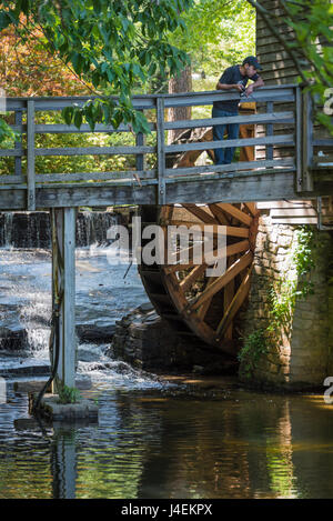 Mann Angeln aus dem Holzsteg an der Grist Mill befindet sich im Stone Mountain Park in der Nähe von Atlanta, Georgia, USA. Stockfoto