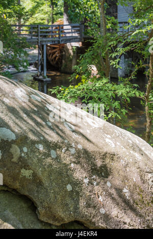 Große Felsen entlang dem Weg am See in der Nähe der alten Grist Mill am Stone Mountain Parkin Atlanta, Georgia, USA. Stockfoto