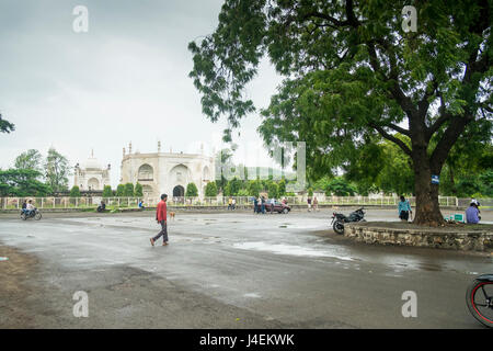 Blick von der Eingangstür Bibi Ka Maqbara von außen. Stockfoto