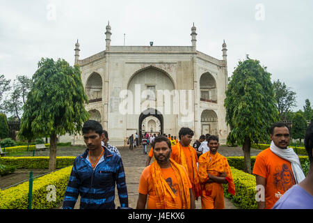 Touristen in helle Kleidung verlassen Bibi Ka Maqbara in Aurangabad, Indien Stockfoto