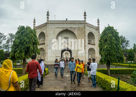 Touristen in helle Kleidung verlassen Bibi Ka Maqbara in Aurangabad, Indien Stockfoto