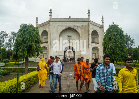 Touristen in helle Kleidung verlassen Bibi Ka Maqbara in Aurangabad, Indien Stockfoto