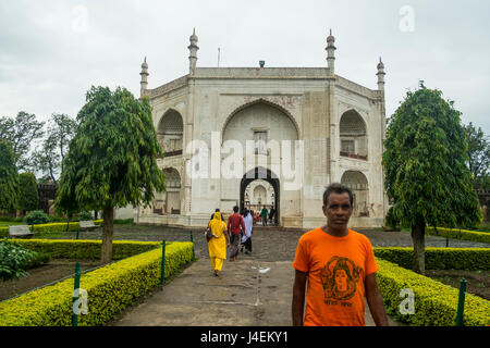 Touristen in helle Kleidung verlassen Bibi Ka Maqbara in Aurangabad, Indien Stockfoto